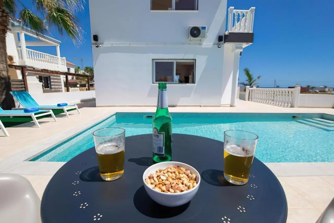 Villa Suncity Boutique Beachfront أيا نابا قبرص